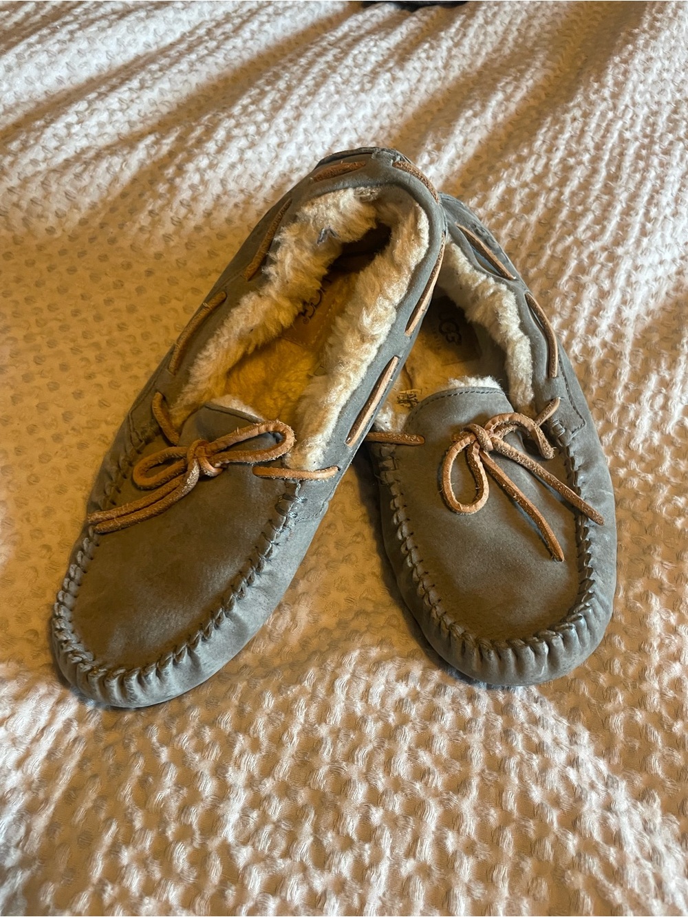 UGG Australia Dakota Gray Suede Moccasins Size 7
